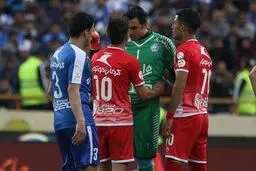 درگیری شدید رحمتی و بازیکنان پرسپولیس در حاشیه دربی/ تصاویر
