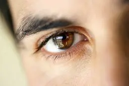 با این ۶ ترفند خانگی، ابرو‌های خود را پرپشت کنید