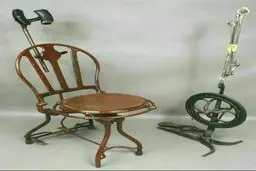 صندلی قدیمی و وسایل دندانپزشکی در 100 سال پیش