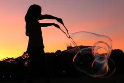 تصویری زیبا از ساختن حباب