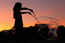 تصویری زیبا از ساختن حباب