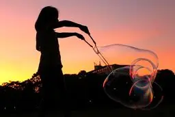 تصویری زیبا از ساختن حباب