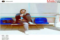 تیپ و ژست لیلا ایرانی در ایستگاه اتوبوس/ عکس