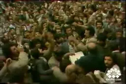 فیلم/ رای دادن امام خمینی از داخل ماشين و در میان انبوه جمعیت در همه پرسی جمهوری اسلامی