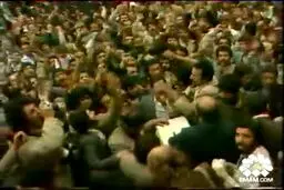 فیلم/ رای دادن امام خمینی از داخل ماشين و در میان انبوه جمعیت در همه پرسی جمهوری اسلامی