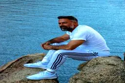 تیپ اسپرت دانیال حکیمی در کنار ساحل/عکس