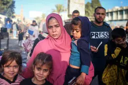 محبوبیت بالای یک دختر در میان کودکان غزه