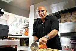 تصویری از علیرضا منصوریان در حال آشپزی در فست فودش