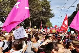 تظاهرات مردم سوئیس به علتی که شاید باورتان نشود / تصاویر