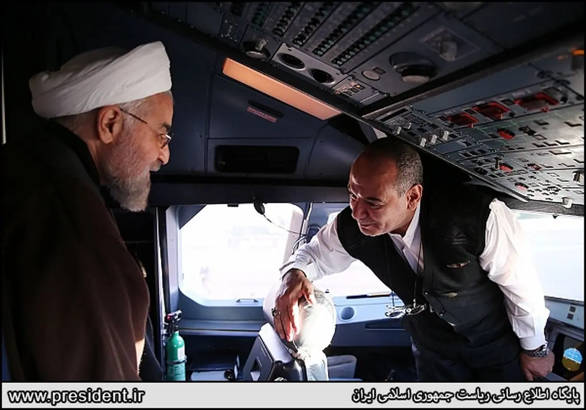 روحانی در کابین خلبان/ عکس