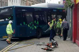 ورود اتوبوس به بانک منجر به مرگ یک زن شد/ عکس