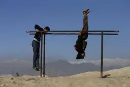 بازی کردن نوجوانان افغانی/ عکس