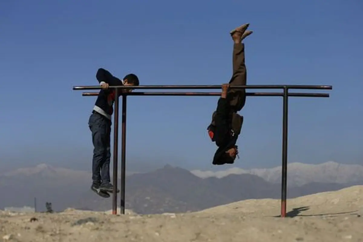 بازی کردن نوجوانان افغانی/ عکس