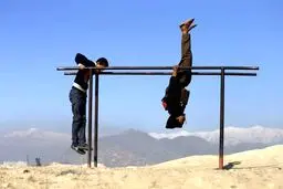 بازی کردن نوجوانان افغانی/ عکس