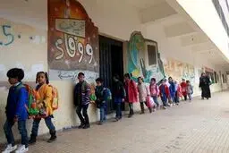 بازگشت دانش‌آموزان بنغازی به مدرسه/تصاویر