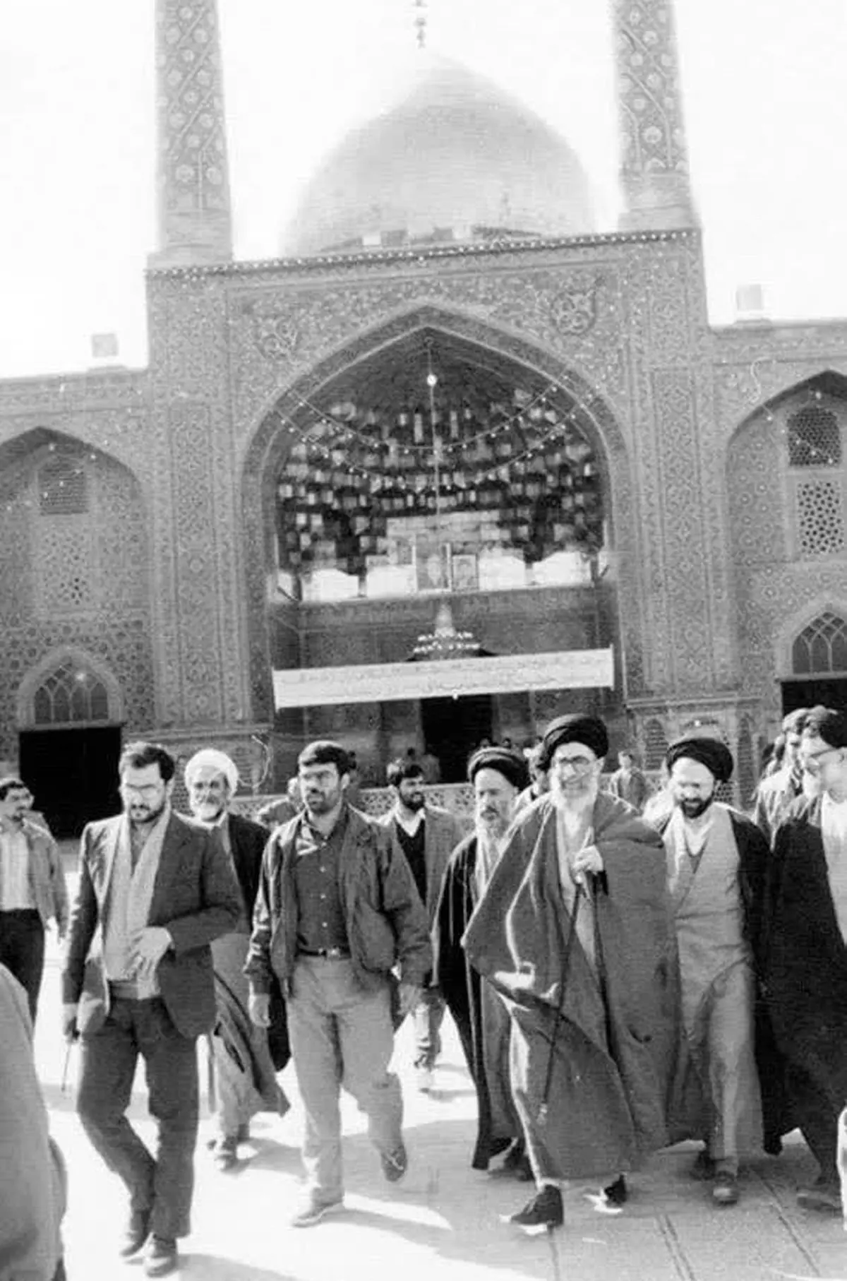 تصویری قدیمی از رهبرمعظم انقلاب در حرم مطهر حضرت معصومه سلام الله عليها/ عکس