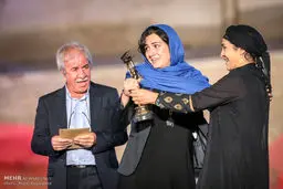 خوشحالی عجیب باران کوثری هنگام دریافت جایزه!/عکس