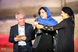 خوشحالی عجیب باران کوثری هنگام دریافت جایزه!/عکس
