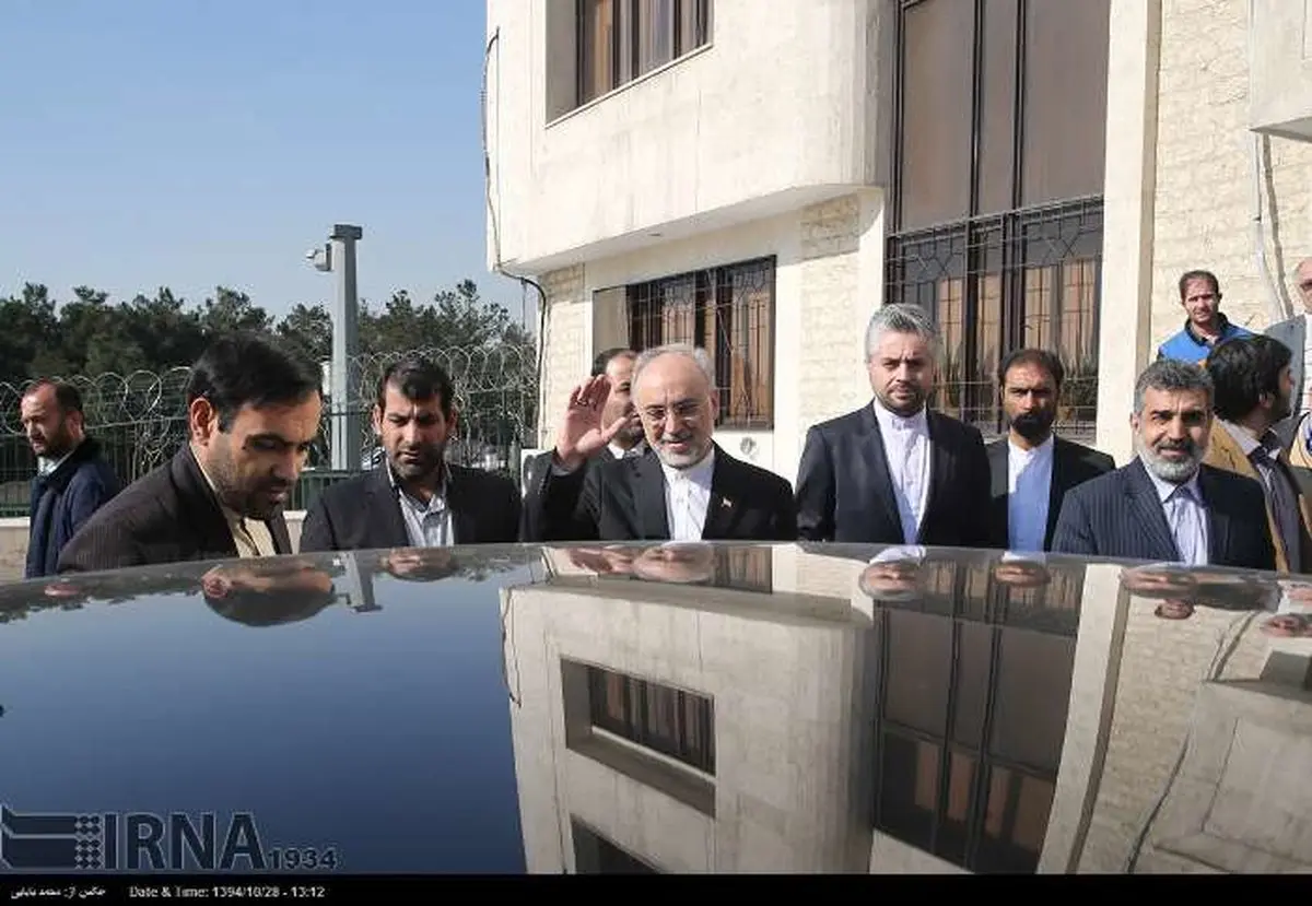 صالحی در حال بدرقه آمانو/ عکس