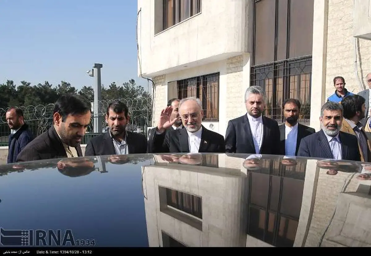 صالحی در حال بدرقه آمانو/ عکس