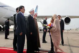 روحانی در بدو ورود به هرمزگان: امیدواریم طرح های در حال اجرا تا پایان دولت به نتیجه برسد