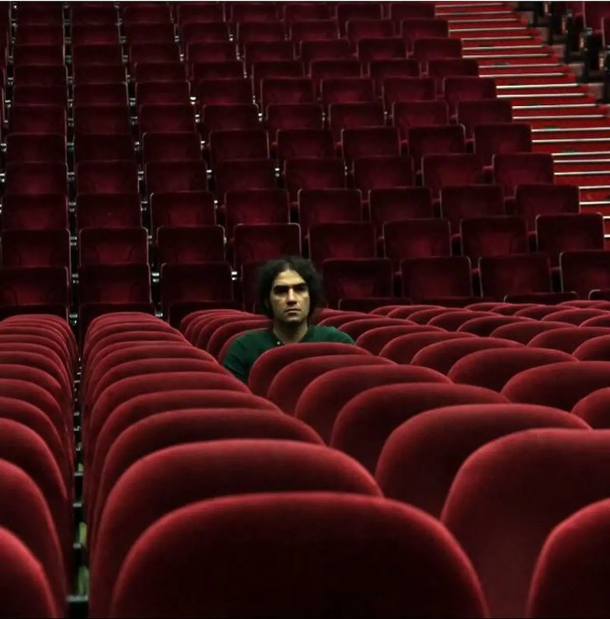 رضا یزدانی و صندلی‌های خالی/ عکس