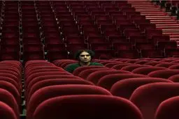 رضا یزدانی و صندلی‌های خالی/ عکس