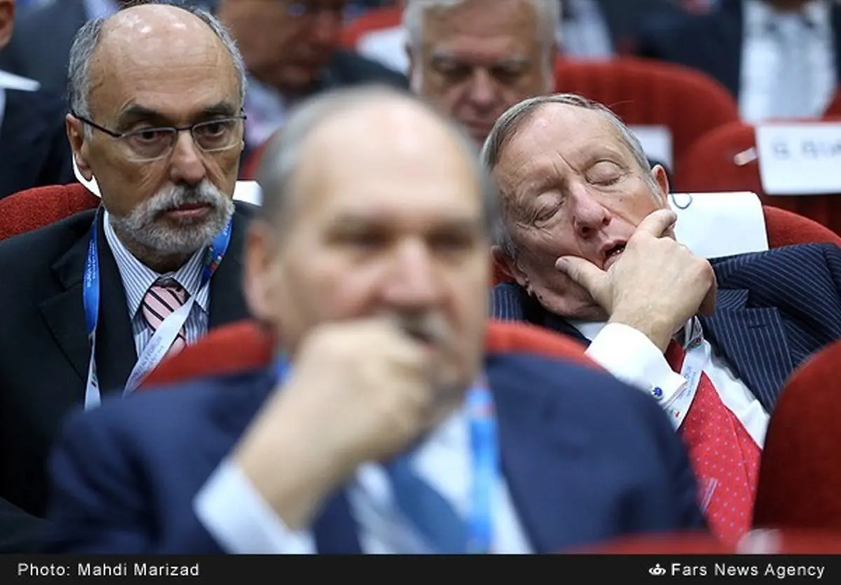 خوابیدن تاجر ایتالیایی در اتاق بازرگانی ایران!/ عکس