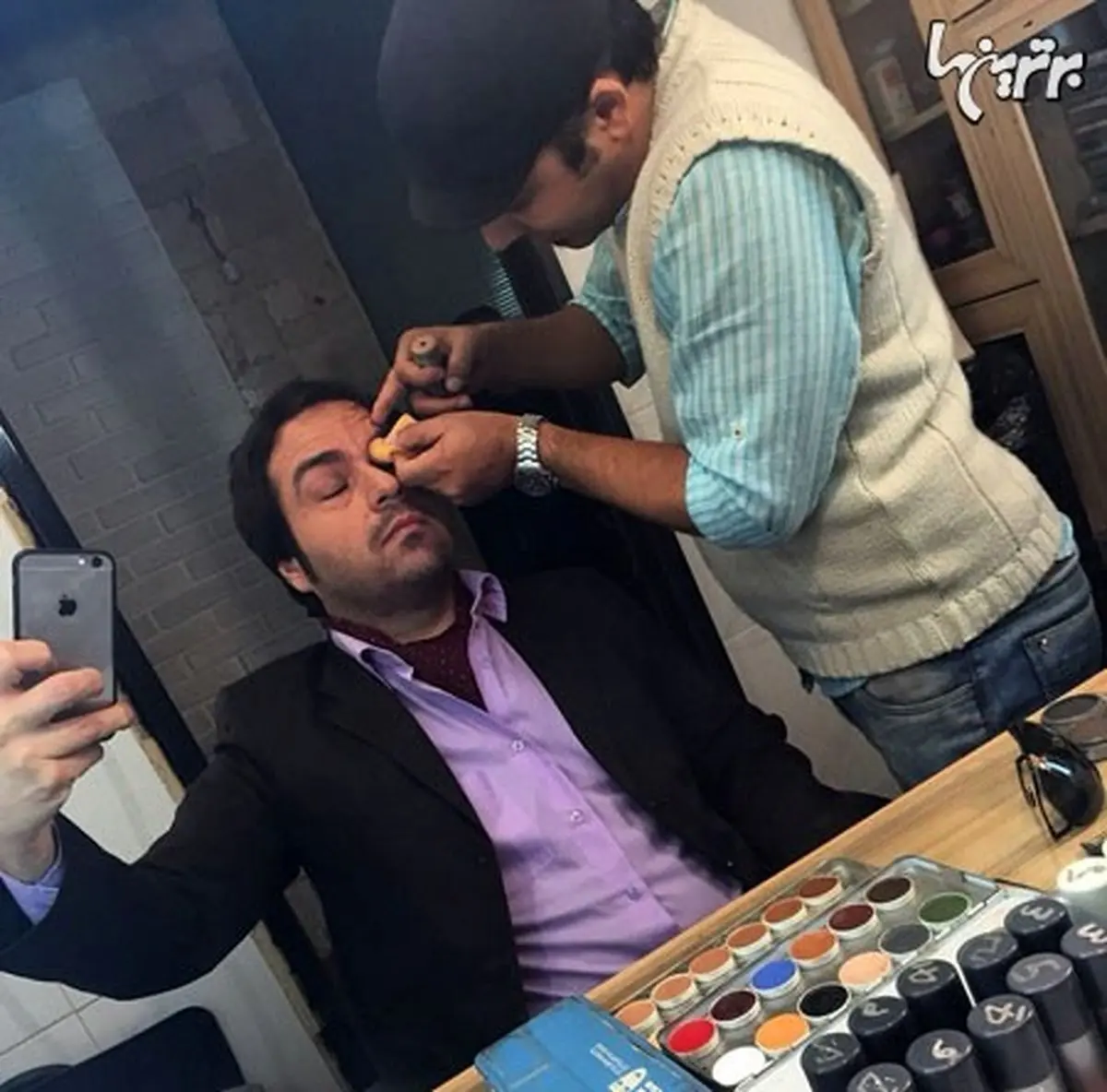 سلفی بازیگر معروف در زمان گریم و با چشمان بسته!/ عکس