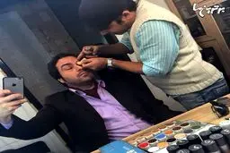 سلفی بازیگر معروف در زمان گریم و با چشمان بسته!/ عکس