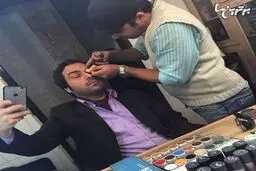 سلفی بازیگر معروف در زمان گریم و با چشمان بسته!/ عکس