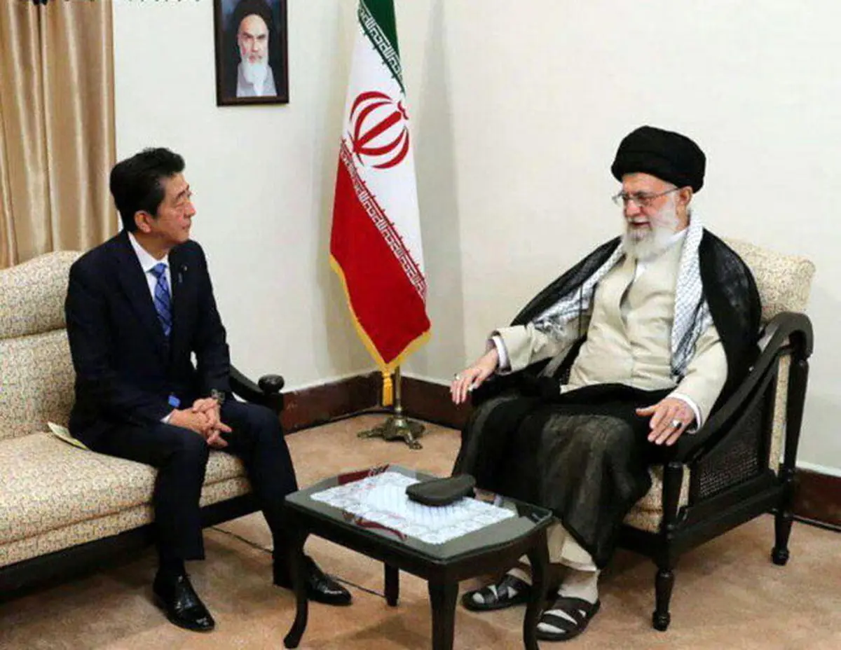 آبه خطاب به رهبر معظم انقلاب: قصد دارم پیام ترامپ را به جنابعالی برسانم/ آیت الله خامنه ای: ترامپ را شایسته مبادله هیچ پیامی نمیدانم؛ هیچ پاسخی هم به او نخواهم داد/ هیچ ملت آزاده ای، مذاکره زیر فشار را قبول نخواهد کرد