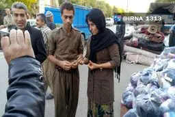 اهدای حلقه ازدواج برای کمک به زلزله‌زدگان/عکس