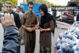 اهدای حلقه ازدواج برای کمک به زلزله‌زدگان/عکس