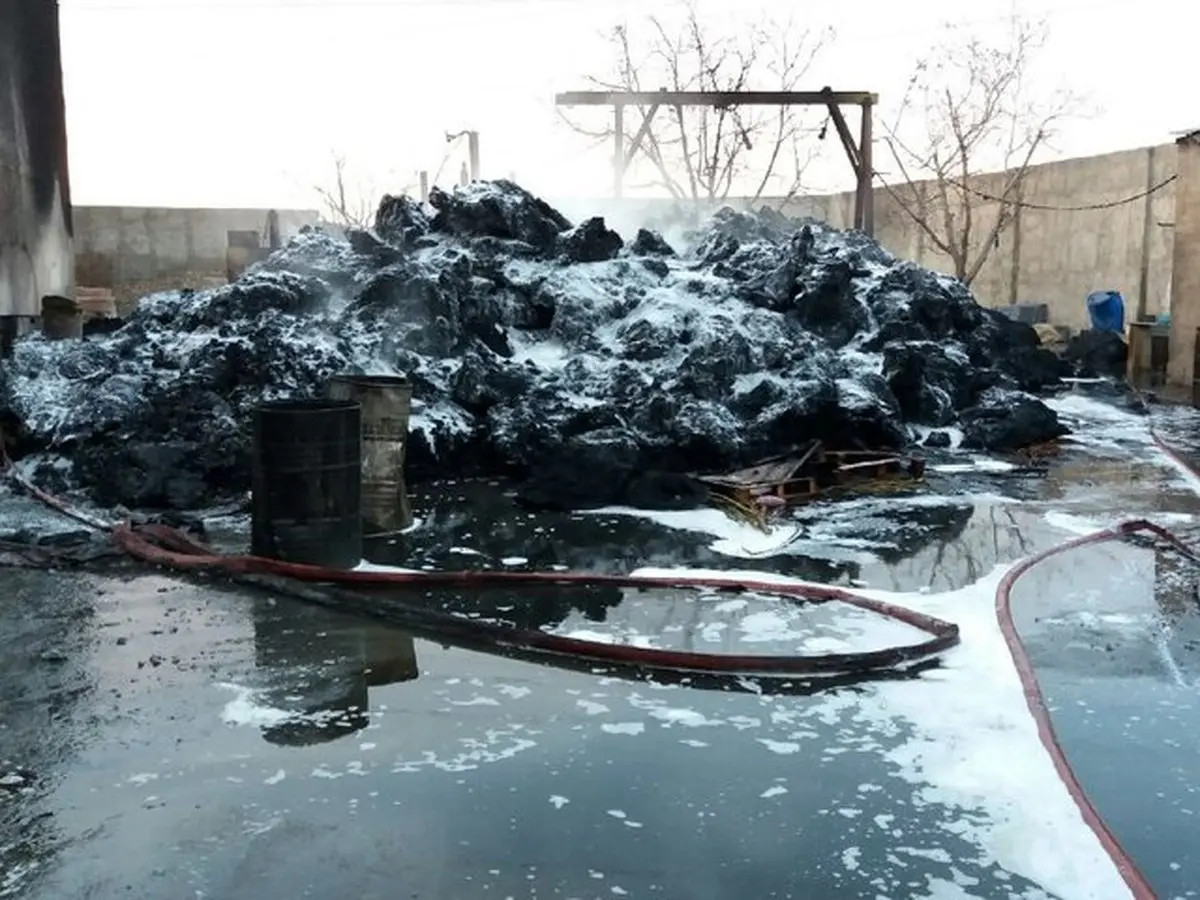 حریق انبار 1000 متری ضایعات پلاستیک در بزرگراه آزادگان + عکس