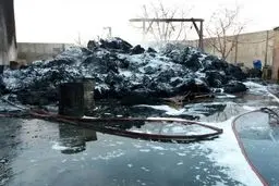 حریق انبار 1000 متری ضایعات پلاستیک در بزرگراه آزادگان + عکس