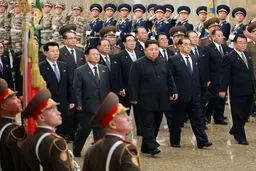 عکس / اون در هشتمین سالگرد مرگ کیم جونگ ایل