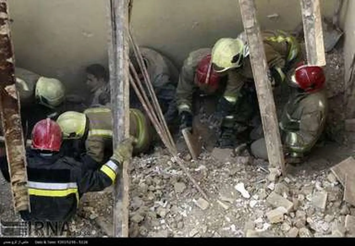 دو زخمی بر اثر تخریب غیر اصولی ساختمان/تصاویر