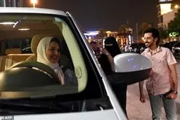 تصاویری از رانندگی زنان سعودی در خیابان‌ برای اولین‌بار