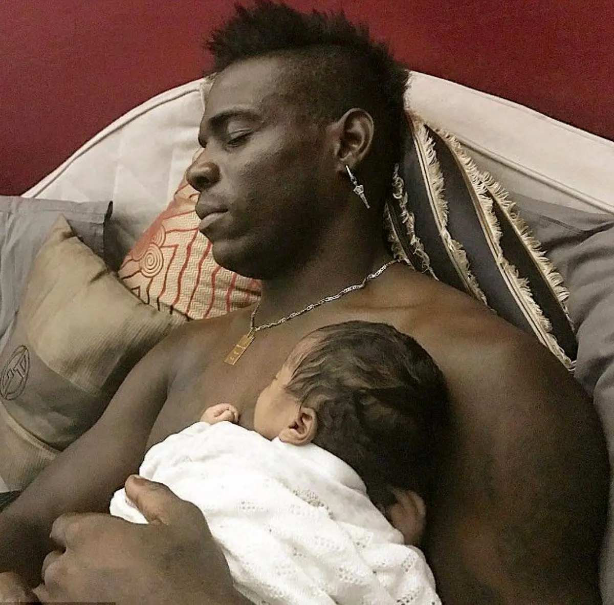 تصویری از ستاره پرحاشیه ایتالیا و فرزندش