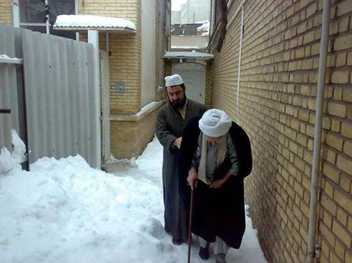 آیت الله بهجت در زمستان برفی/ عکس