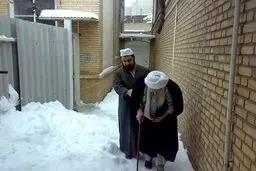 آیت الله بهجت در زمستان برفی/ عکس