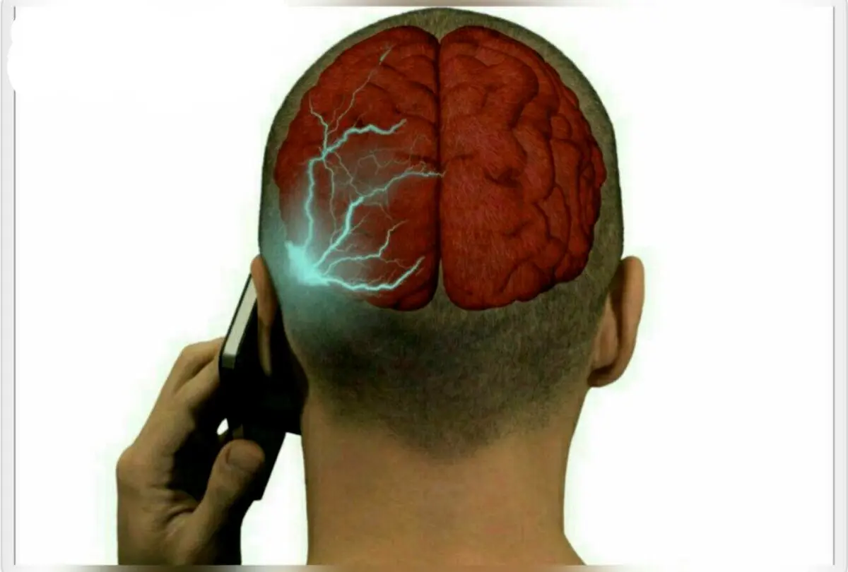 تصویر/ از گوش چپ برای جواب دادن به موبایل استفاده کنید