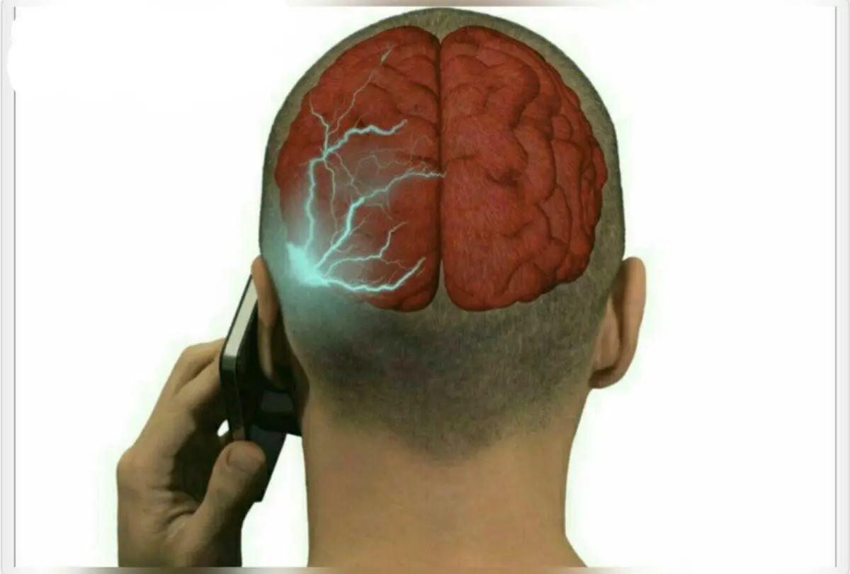 تصویر/ از گوش چپ برای جواب دادن به موبایل استفاده کنید