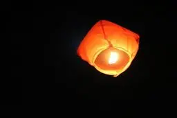 خطری که در آتش زدن بالن آروزها نهفته است!