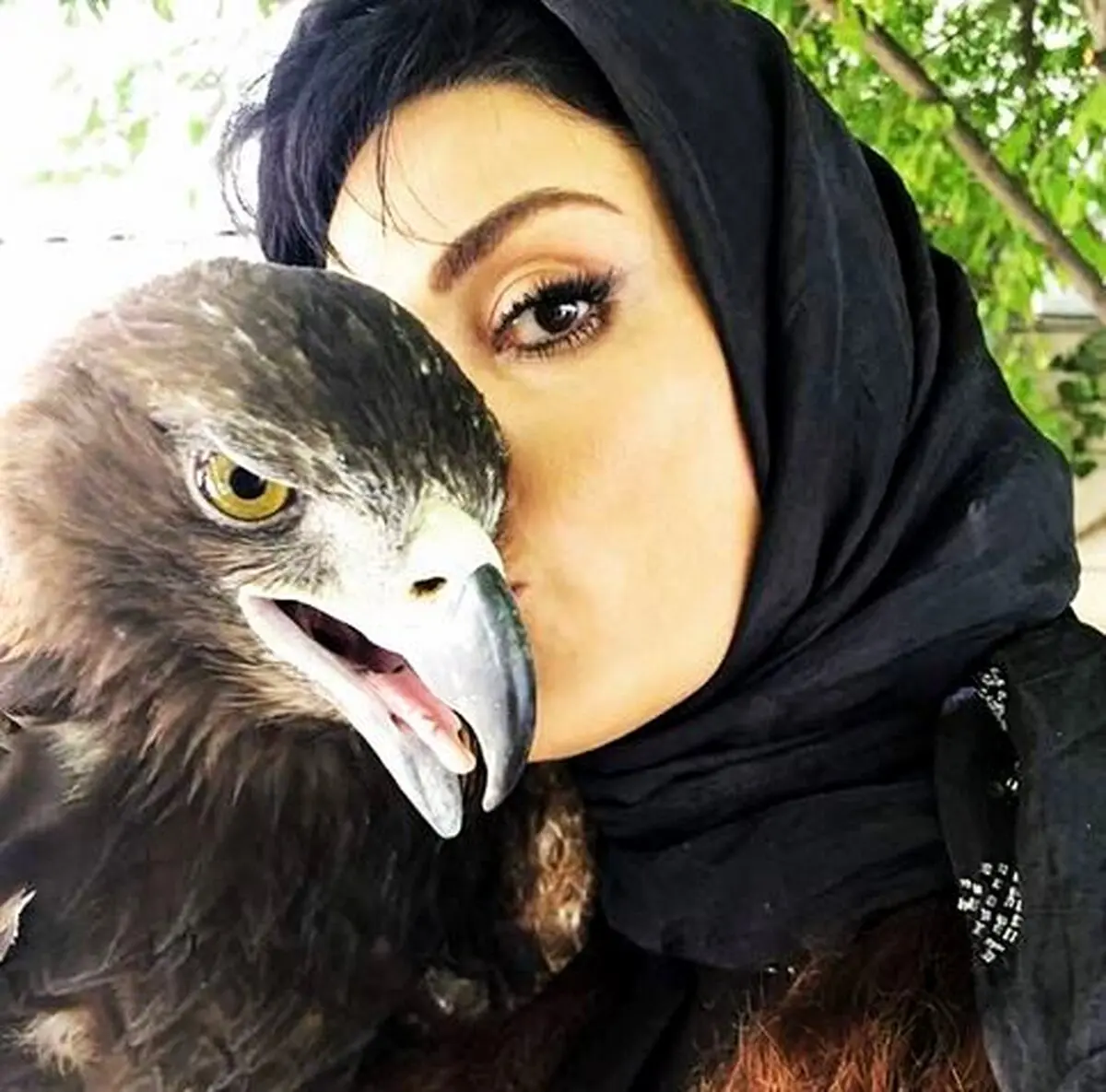 بوسه خانم بازیگر به عقاب وحشی! +عکس