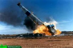 تصویر لحظه افتادن دکل نفتی که جان 4 نفر را گرفت