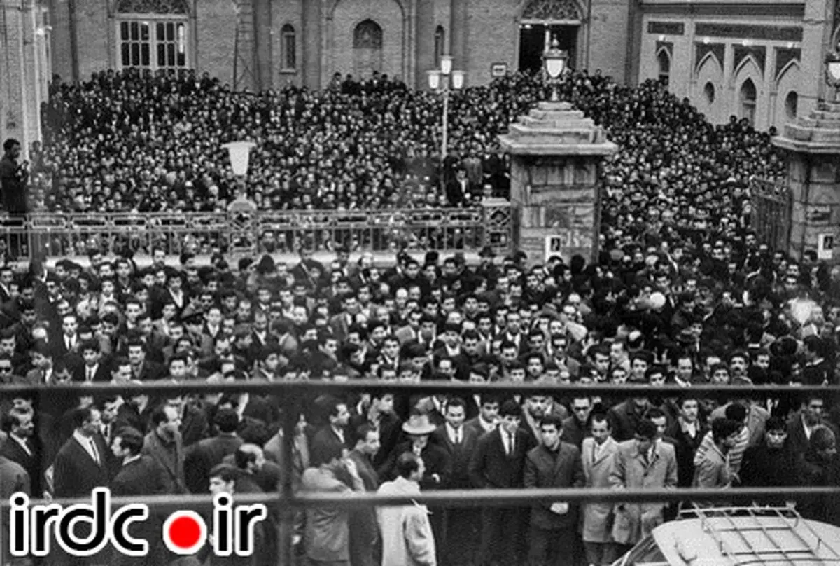 عکسی از مراسم ختم تختی که سانسور شد