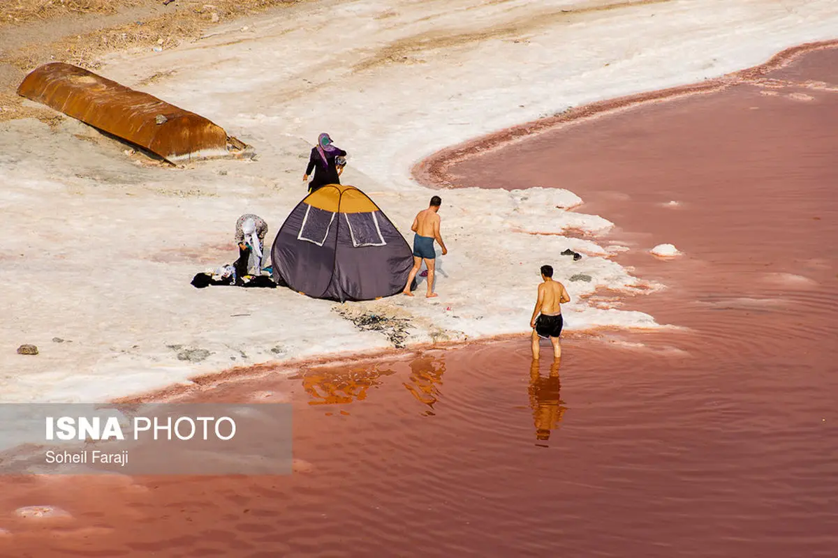 دریاچه ارومیه سرخ شد/تصاویر