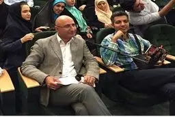 سلفی دانشجوی دختر با عادل فردوسی پور/عکس